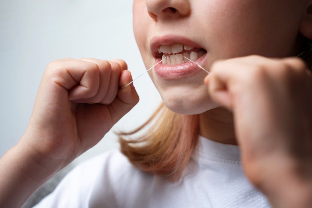 cómo sacar restos de comida de mis dientes