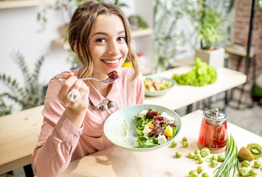 Alimentación y Salud Bucal: Claves Nutricionales para una Sonrisa Fuerte