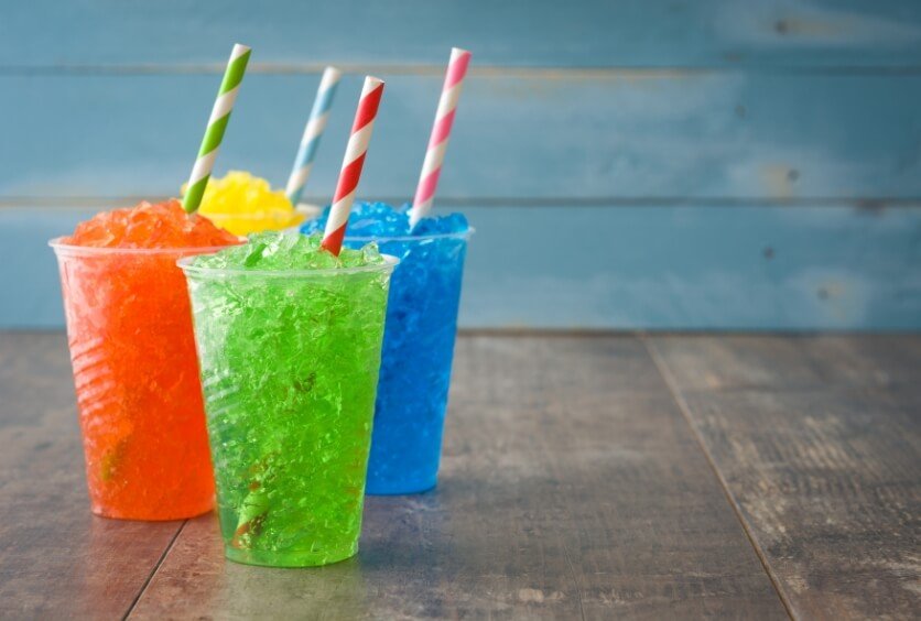 Helados, Refrescos y Bebidas Frías: Cómo Disfrutar del Verano sin Dañar tu Esmalte