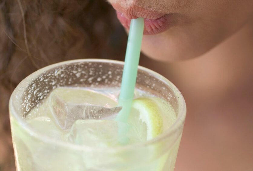 Helados, Refrescos y Bebidas Frías: Cómo Disfrutar del Verano sin Dañar tu Esmalte