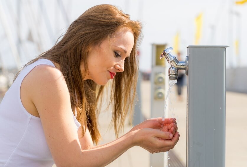 Beber Agua En Verano Y Cuidar Los Dientes